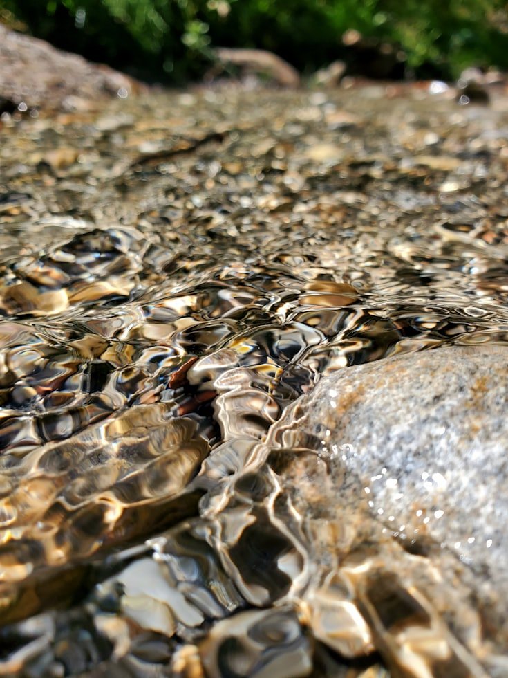 Minimalistische Dekoration auf Regal